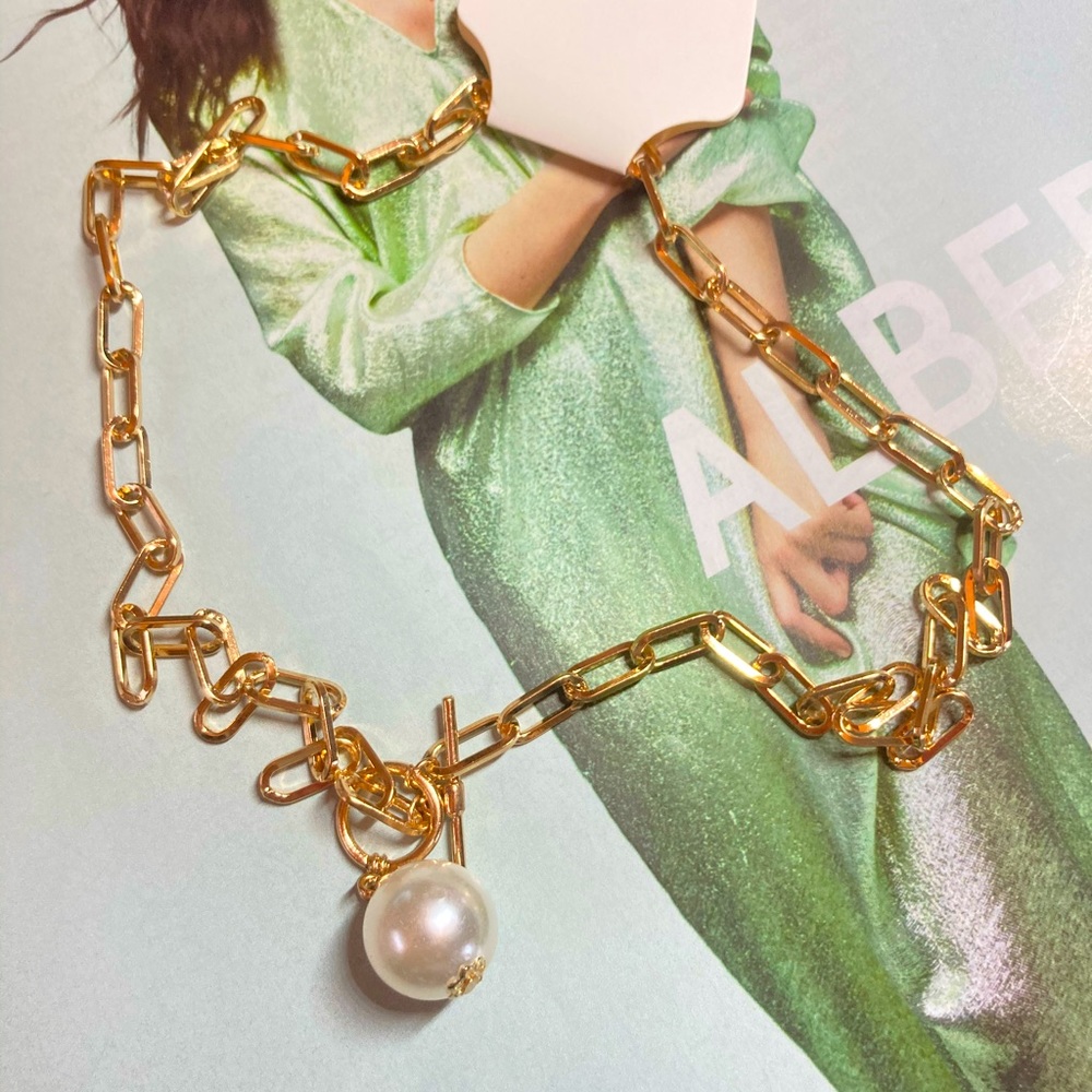 ๐ Gold Tone Big Simulated Pearl Necklace - Picture 4 of 4